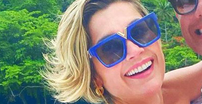 Flávia Alessandra surge de biquíni branco em passeio de barco e virilha sarada chama a atenção: “Isso existe?”