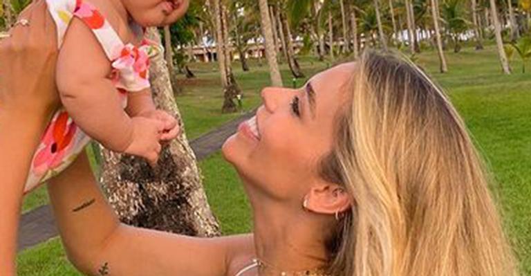 Fofura! Carol Dias encanta fãs ao registrar momento espontâneo com a filha, Esther: “Minha rainha”