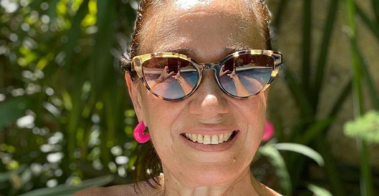 Aos 63 anos, Lilia Cabral surge deslumbrante em clique raríssimo biquíni e arranca elogios: “Um arraso”