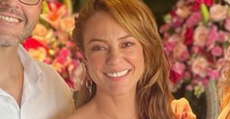 Paolla Oliveira elege look deslumbrante e rouba a cena no casamento intimista do irmão: “Muito carinho”