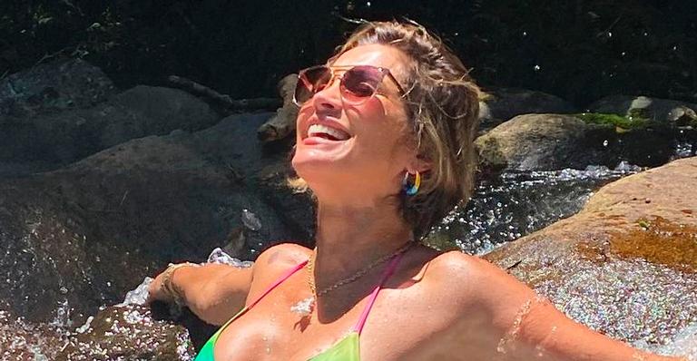 Aos 46 anos, Flávia Alessandra curte banho de cachoeira com maiô marcando cada curva: “Maravilhosa”