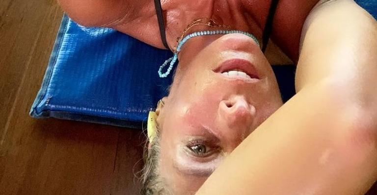 Após malhação intensa, Adriane Galisteu compartilha clique suada e barriga negativa choca: “Magérrima”