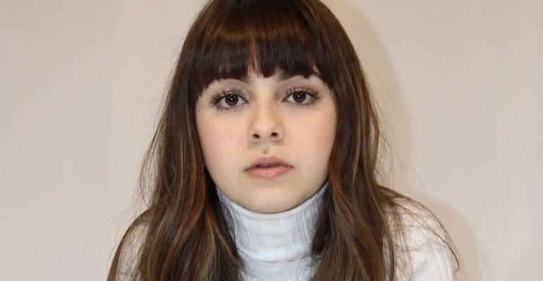 Lembra dela? Atriz mirim Klara Castanho surge dirigindo e deixa web chocada: “Carinha de 12 anos”