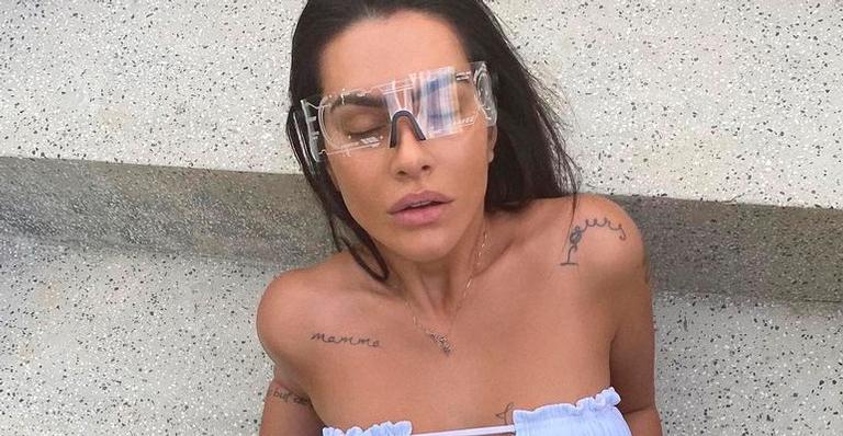 Com biquíni cavadíssimo, Cleo marca virilha sarada e abala com frente e verso: “Deusa”