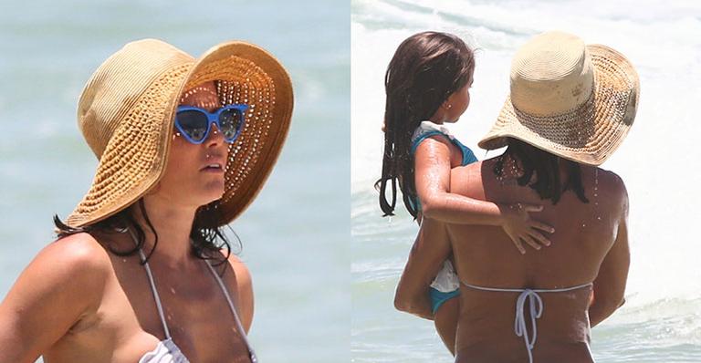 Aos 41 anos, Deborah Secco toma banho de mar com a filha nos braços, biquíni cai e ela quase mostra demais