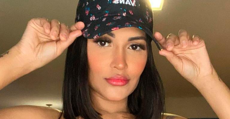 Ex-BBB Flay mostra barriguinha trincada com top mínimo e namorado aprova: “Amor da minha vida”