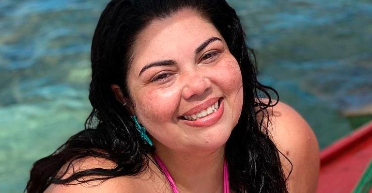 Fabiana Karla mostra corpão sem retoques ao curtir dia de praia em Pernambuco: “Uma sereia”