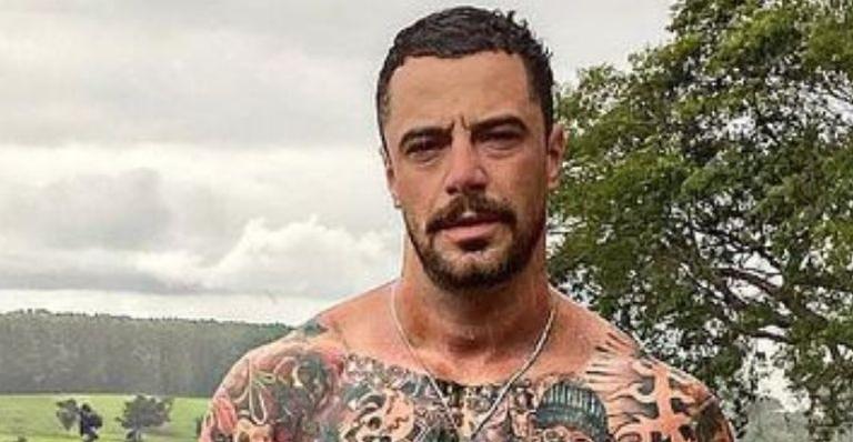 Só de sunga, Felipe Titto exibe corpo sarado e enlouquece internautas: “Sonho de consumo”