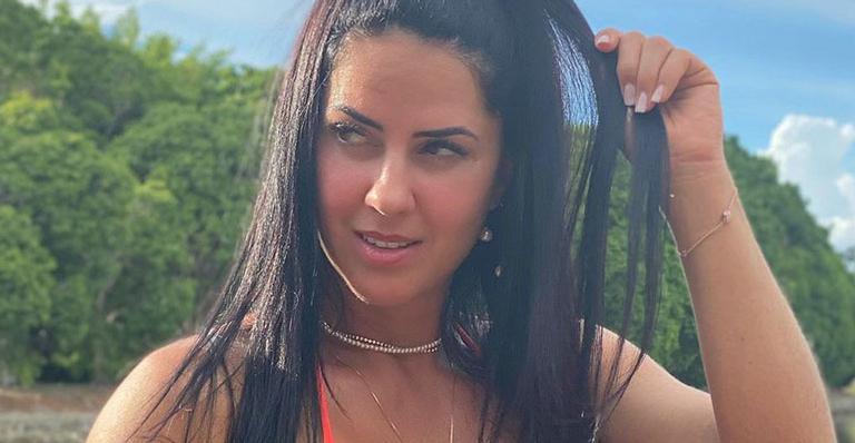 Graciele Lacerda posa de biquíni, joga olhar fatal para Zezé di Camargo e corpão rouba a cena: “Gatíssima”