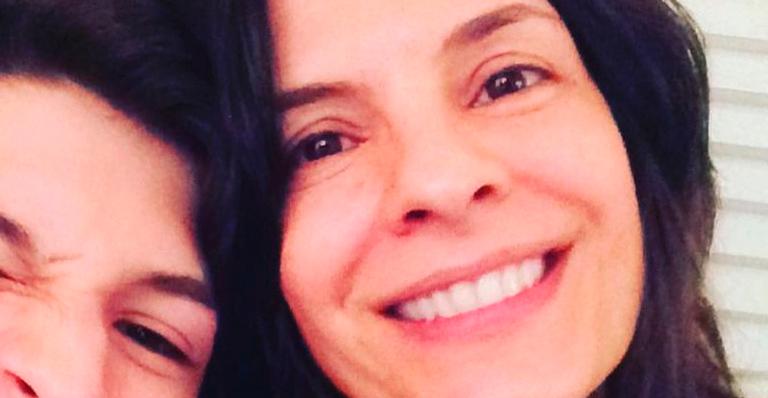 Helena Ranaldi posa com filho de 23 anos e semelhança choca seguidores: “Parecem irmãos”