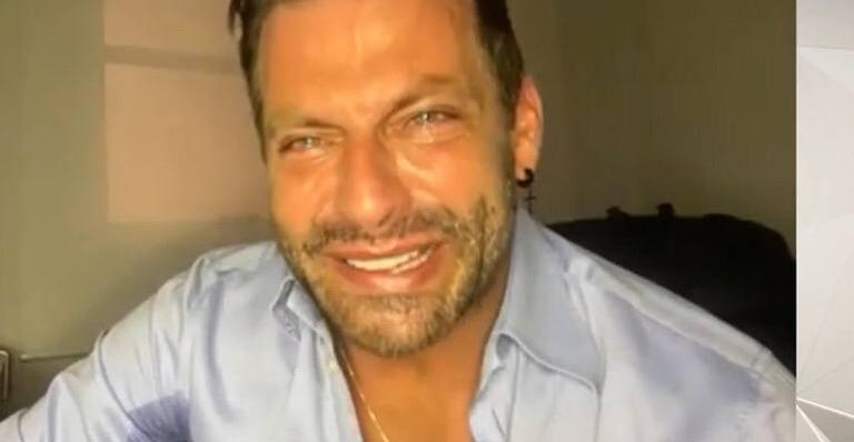 Henri Castelli vai às lágrimas por medo de sequelas após agressão: “Estou fazendo terapia para me acalmar”