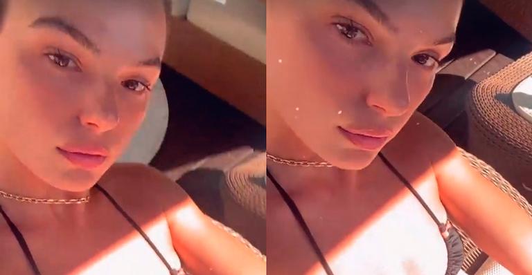 Isis Valverde aparece com biquíni mínimo e cobre só o essencial do corpão dourado