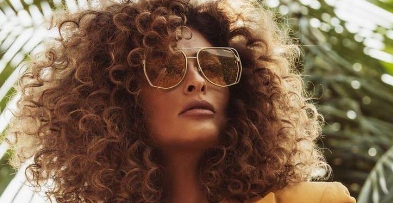 Aos 41 anos, Juliana Paes dispensa o sutiã e exibe corpo escultural com decote generoso: “Maravilhosa”