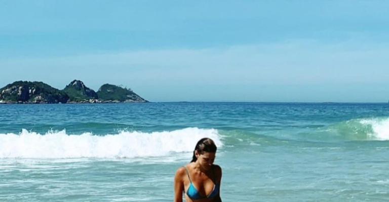 Em dia de praia, Mariana Goldfarb ostenta corpão e recebe elogio quente de Cauã Reymond