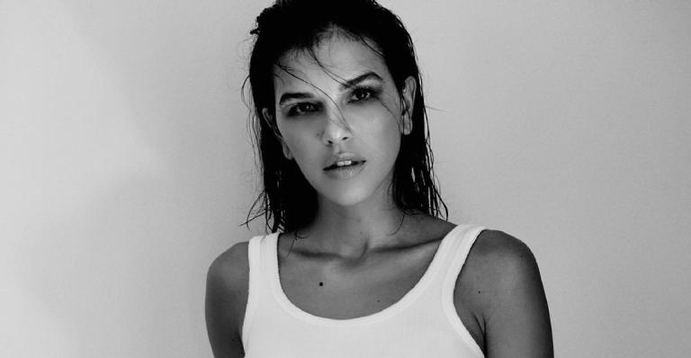 Em clique ousado, Mariana Rios deixa parte dos seios à mostra e arranca suspiros: ”Perfeita”