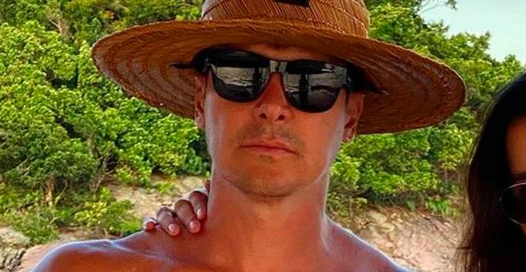 Rodrigo Faro surge com o mesmo biquíni da esposa em foto curiosa e revela: “Incomoda um pouco”