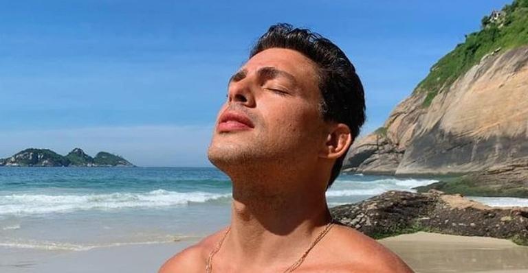 Sem camisa, Cauã Reymond exibe beleza e peitoral definido em cenário exuberante: “Que Deus grego”