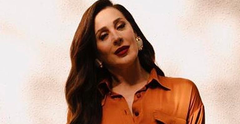 Aos 54 anos, Claudia Raia surge deslumbrante com look acinturado e seguidores aprovam: “Que novinha”