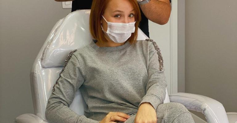 Após acidente que deixou cicatriz, Larissa Manoela passa por transplante capilar: ”Incomodava”