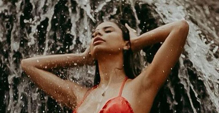 Deslumbrante, Lexa exibe corpo torneado durante banho de cachoeira com biquíni fio-dental: “Meu pai amado”