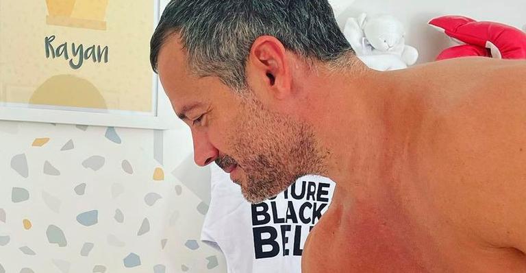 Malvino Salvador compartilha momento paizão com bebê recém-nascido e encanta: “Bênçãos e saúde”