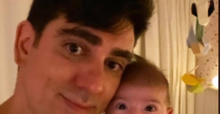 Que fofura! Em clique raro, Marcelo Adnet morde a bochecha da filha recém-nascida e encanta fãs