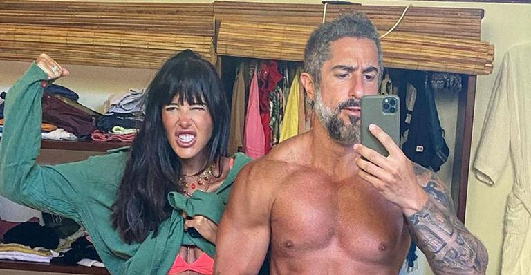 Marcos Mion posa ao lado da esposa e faz desabafo sobre casamento de 15 anos: “Demorou muito para aceitar”