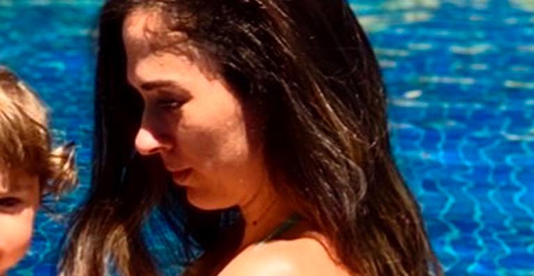 Tatá Werneck curte dia de piscina com Clara Maria e seguidores debatem semelhança: “Cara do Rafa”