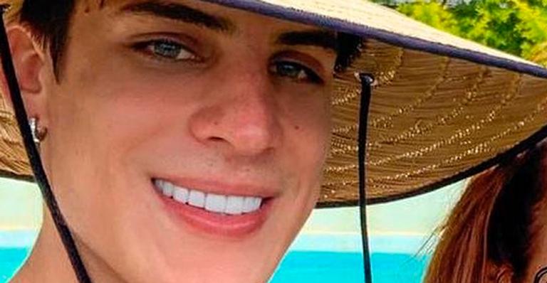 Tiago Ramos surpreende ao posar agarrado com mãe de Neymar e se declara: “Te amo”