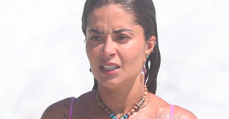 Aline Riscado mostra corpão real e sem retoques em dia de praia e atrai olhares