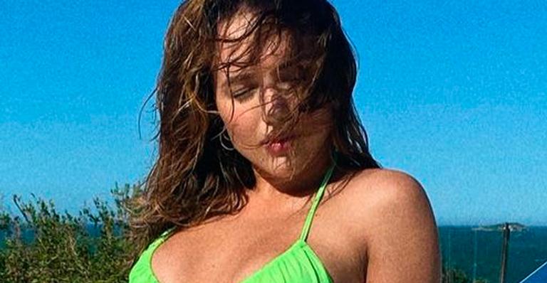 Ex-BBB Rafa Kalimann posa com biquíni marcando a virilha e faz pose ousada: “Se verde tá assim, imagina madura”