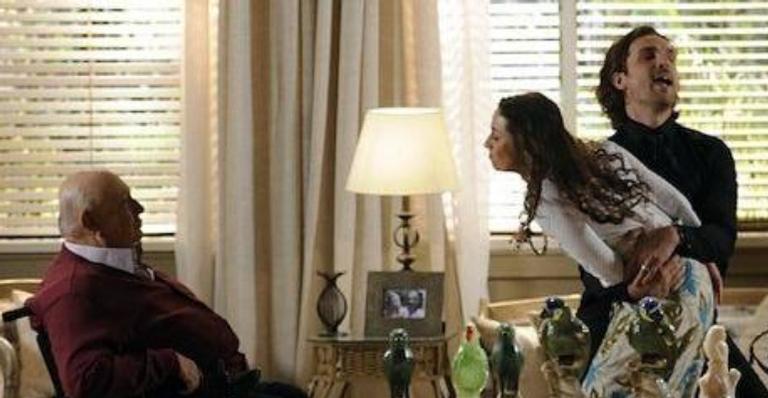 Flor do Caribe: Bibiana invade mansão e parte para cima de Dionísio
