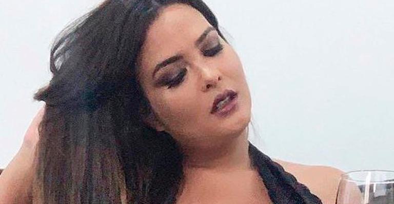 Geisy Arruda aposta em lingerie com decote até o umbigo e quase mostra tudo: “Deusa da sedução”