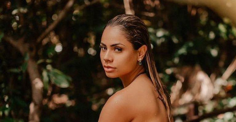 Lexa surge de biquíni fio-dental, empina o bumbum e exibe corpão em clique quente: “Que abundância”