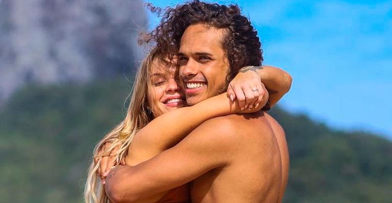 Luísa Sonza e Vitão trocam carícias em momentos quentes na praia e seguidores reagem: “Em choque”