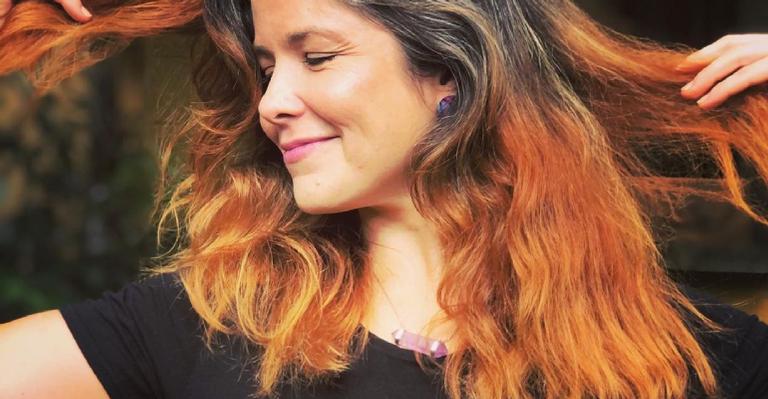 Samara Felippo radicaliza e surge com cabelos totalmente grisalhos: ”Grisalha não é relaxada”