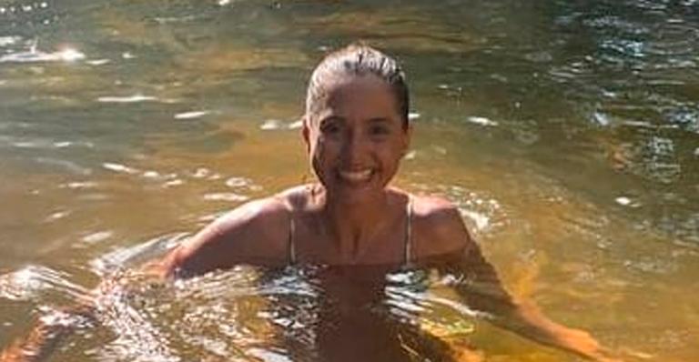 Solteira, Camila Pitanga surge plena em banho de rio e exibe corpão aos 43 anos: “Maravilhosa”
