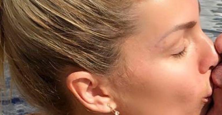 Ana Hickmann troca beijo apaixonante na piscina com o marido e faz declaração de amor: “É a eternidade que quero”