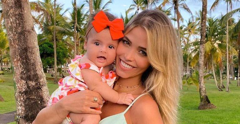 Esposa de Kaká, Carol Dias registra filha com chupeta inusitada e fofura rouba a cena: “Meu tudo”