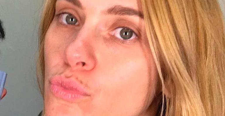 Carolina Dieckmann posa em clique raríssimo ao lado do marido discreto e brinca: “Ele vai me matar”