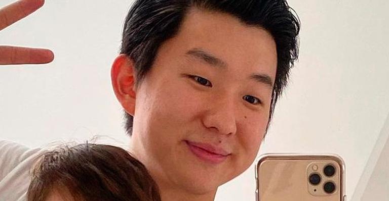 Ex-BBB Pyong Lee celebra onze meses de Jake e seguidores reagem: “Como passou rápido”