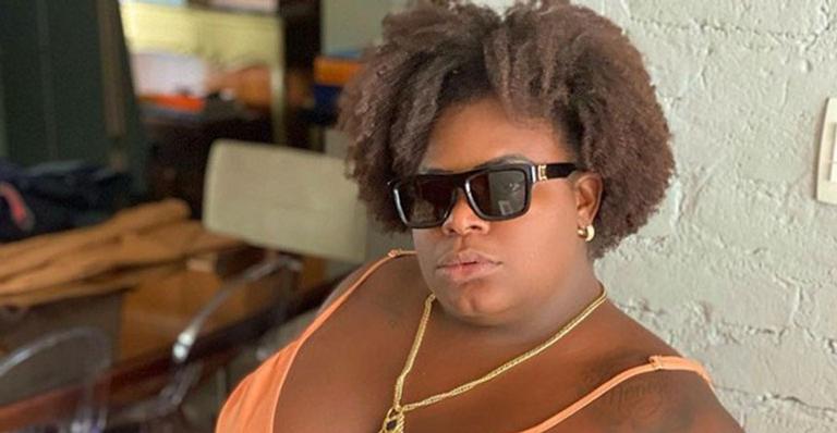 Agora milionária, Jojo Todynho posa com bolsinha de grife avaliada em R$ 26 mil: “Meu ombro quase caiu”