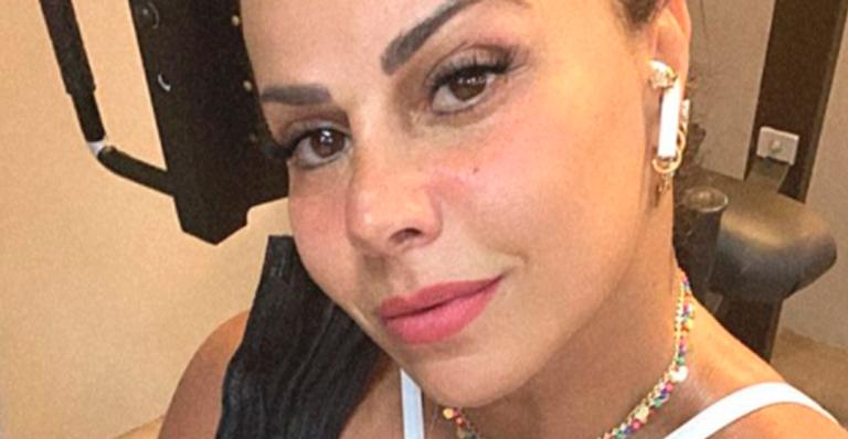 Aos 45 anos, Viviane Araújo pega firme na malhação e ostenta pernas musculosas e barriga trincada: “Bora”