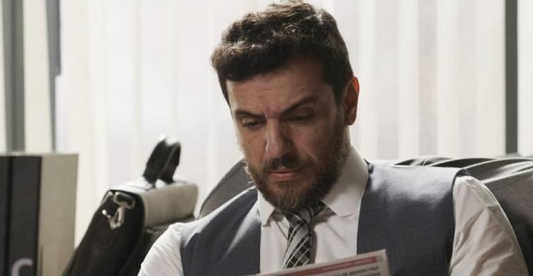 A Força do Querer: Caio planeja invasão no morro e afirma que não terá pena de Bibi