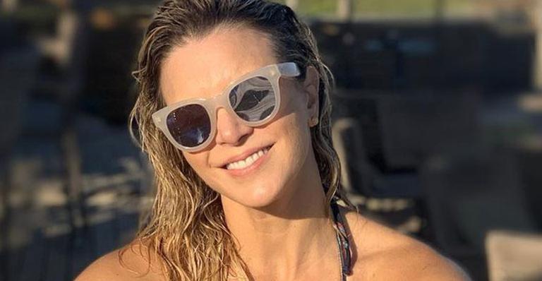 Aos 52 anos, Christine Fernandes posa de biquíni e corpo jovial chama a atenção: “O tempo não conseguiu te pegar”