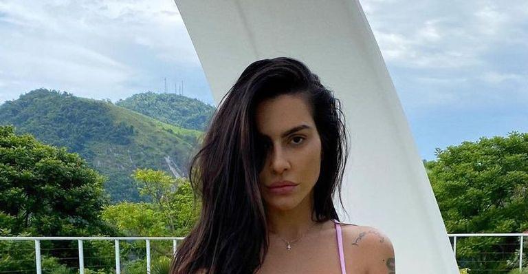 Agora magérrima, Cleo Pires faz carão e ostenta corpo sarado ao posar com biquíni fininho: “Beleza para dar e vender”