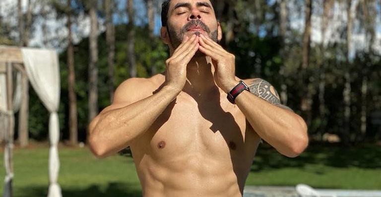 Ex de Rafa Kalimann, sertanejo Rodolffo levou sunga branca para o BBB21: “Pronunciamento importante”