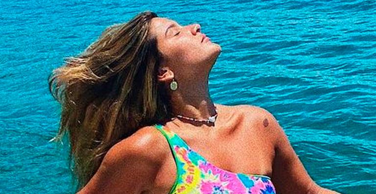 Filha de Flávia Alessandra, Giulia Costa aposta em biquíni cavado e marca a virilha sarada: “Musa do verão”
