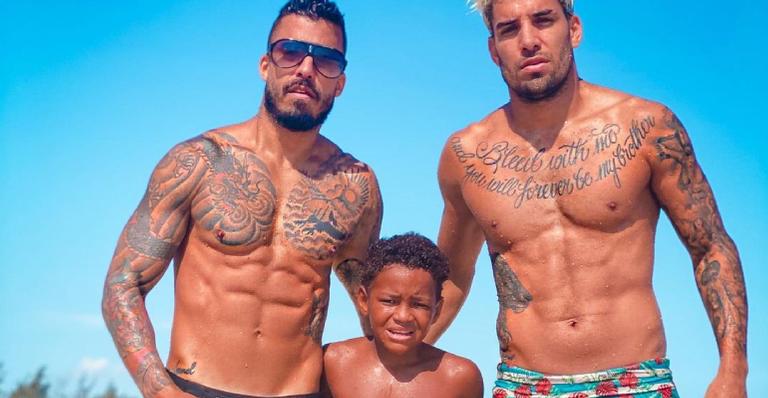 Filho de 10 anos de Carol Nakamura surge com barriga trincada e divide opiniões: ”Criança definida”