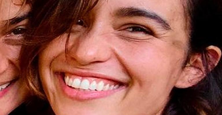 Nanda Costa curte momento a dois com a esposa e improvisa a diversão ao ar livre: “Sextou”